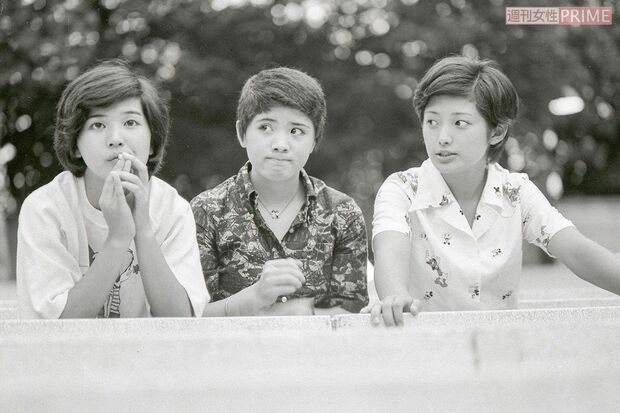 オーディション番組『スター誕生！』（日本テレビ系）からデビューした、同い年の山口百恵（右）、桜田淳子（左）と“花の中三トリオ”と呼ばれ、国民のアイドルに