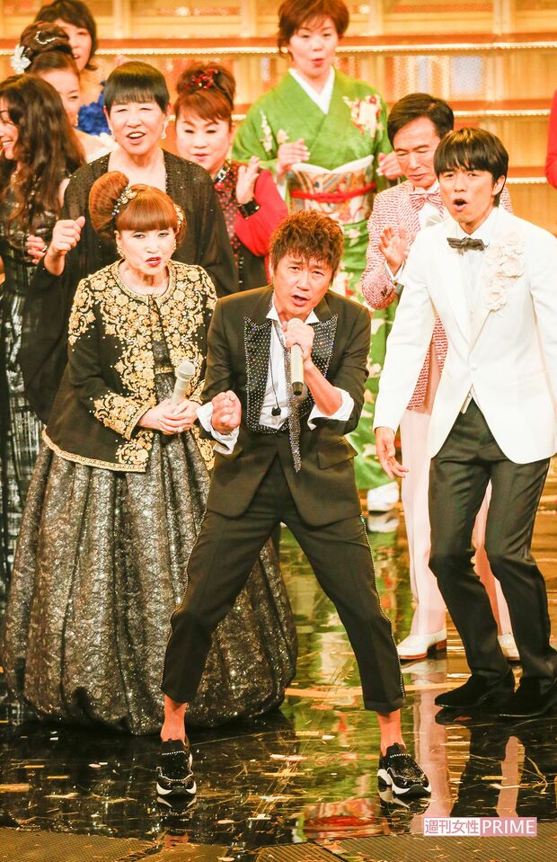 デビュー35周年は『第66回NHK紅白歌合戦』で白組のトリ。『ギンギラギンにさりげなく』を歌い、審査員の黒柳徹子も大喜び（'15年12月）