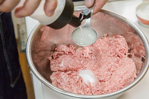 ◎ハンバーグやつくねなども、肉だねを練るときに料理酒オイルを入れてみて！（撮影／松園多聞）