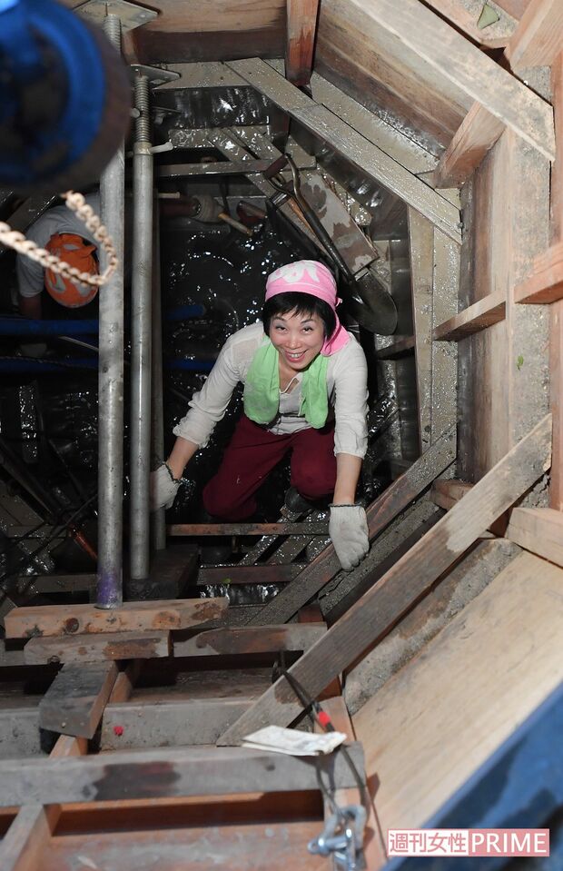 ココルームの敷地内に井戸を掘るプロジェクトを実施中。その日、仕事がなく手が空いた常連客たちが代わるがわる手伝いに来るという