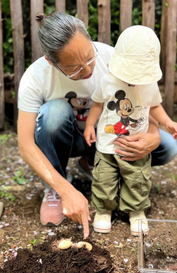 激変が話題となった香川照之、「一歳児」を抱える左手の薬指にはキラリと光る指輪が(本人Xより)