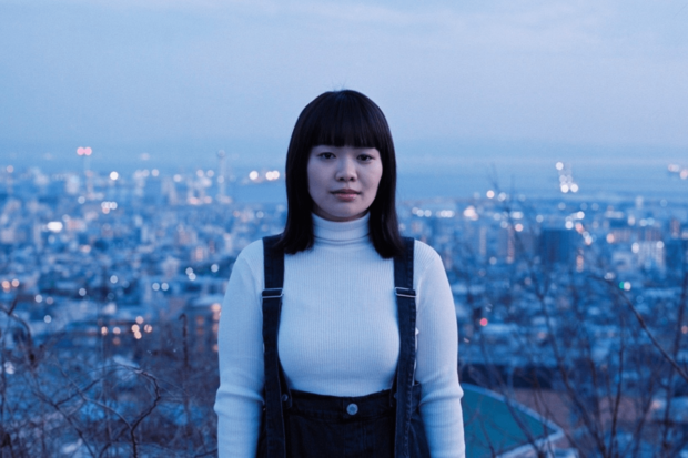 映画「港に灯がともる」への出演がビジュアルと共に公開された富田望生（公式Xより）