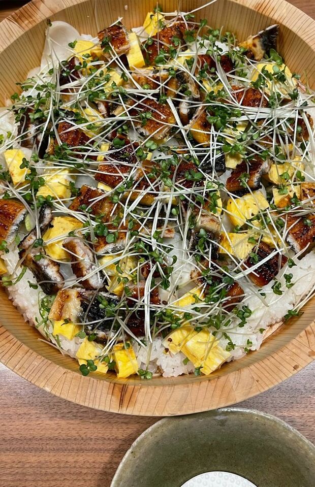 ちらし寿司は寿司桶のまま食卓へ。華やかな見た目に歓声が上がる　写真／横田裕美子（STUDIO BANBAN）