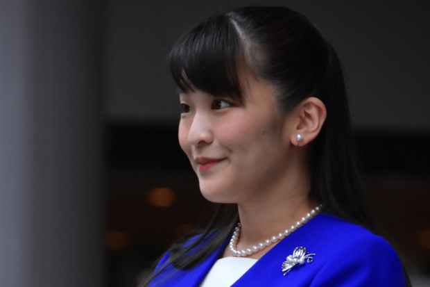 '19年7月、ペルー訪問の出国時、真珠のブローチを身につけていた眞子さん