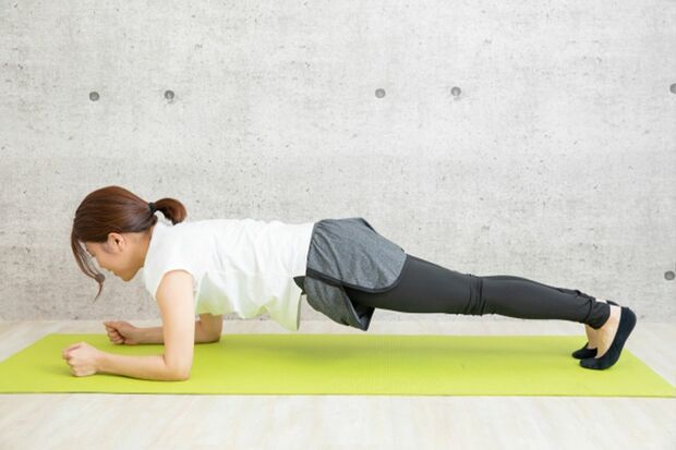 腰を浮かせた体勢で体幹をまっすぐキープ。インナーマッスル、外・内腹斜筋を鍛える。腹部に違和感がある人はさけて